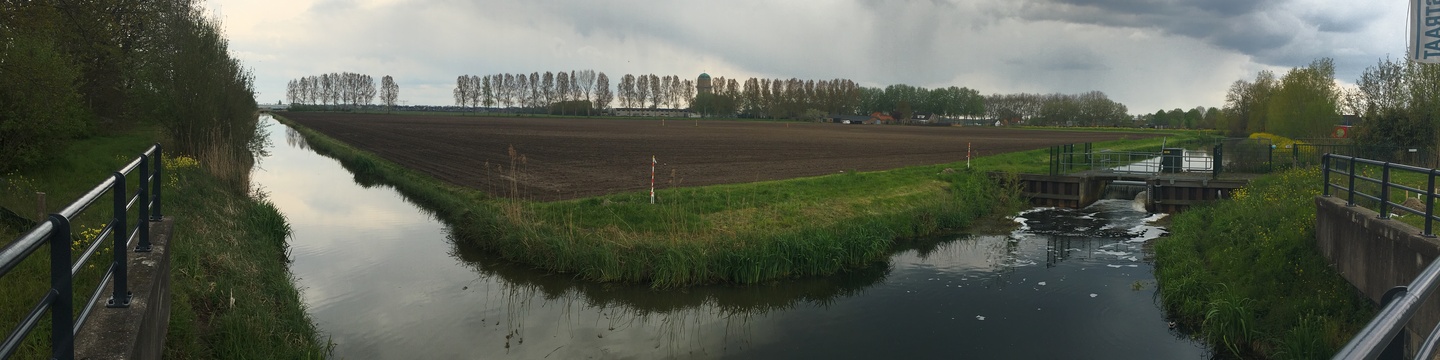 Samenloop van de Onkelsloot vanaf de Witte brug (links) en Donge (rechts)
