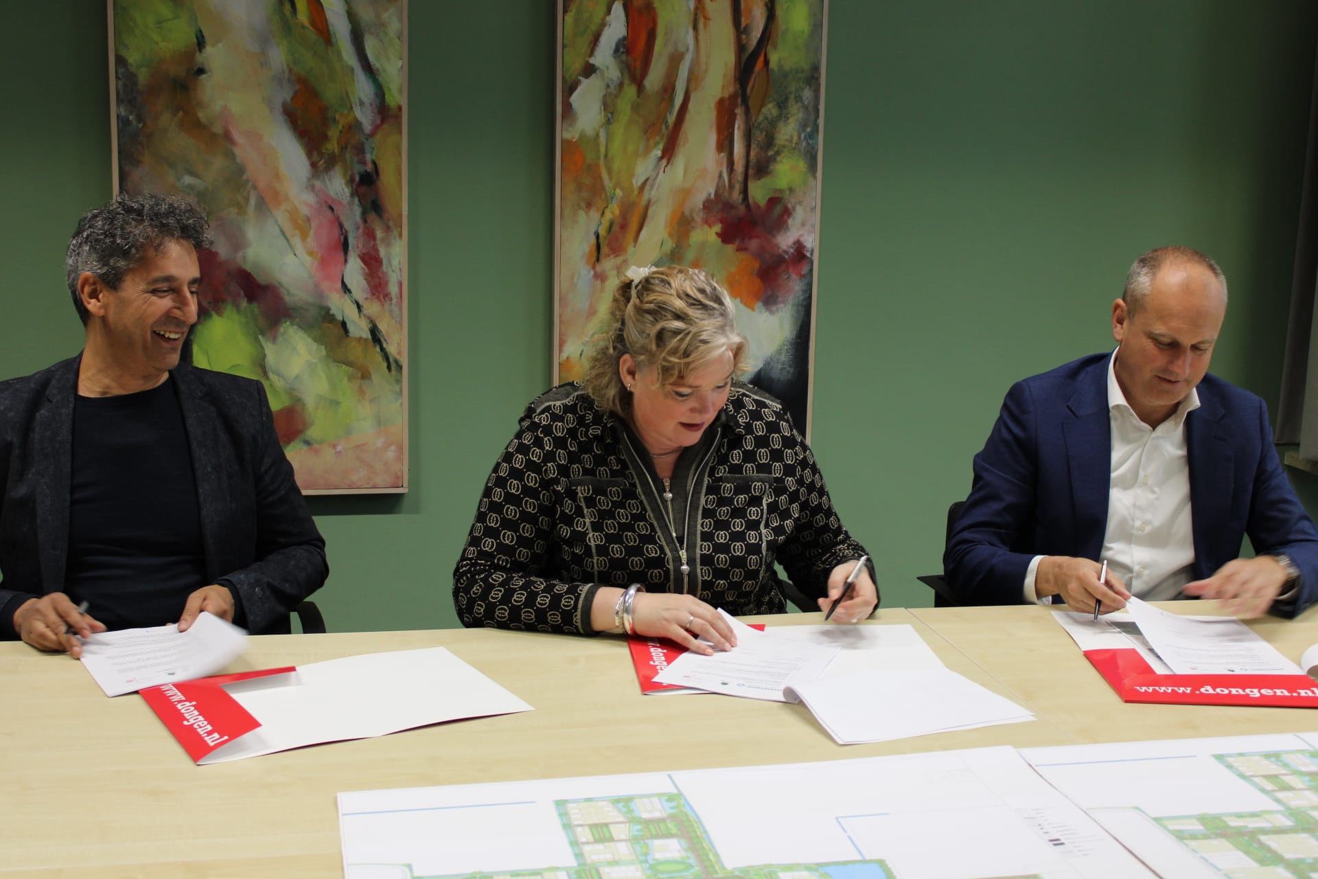 vlnr Hassan Najja, Ankie de Hoon en Peter Heuvelink, Algemeen Directeur Janssen de Jong Projectontwikkeling